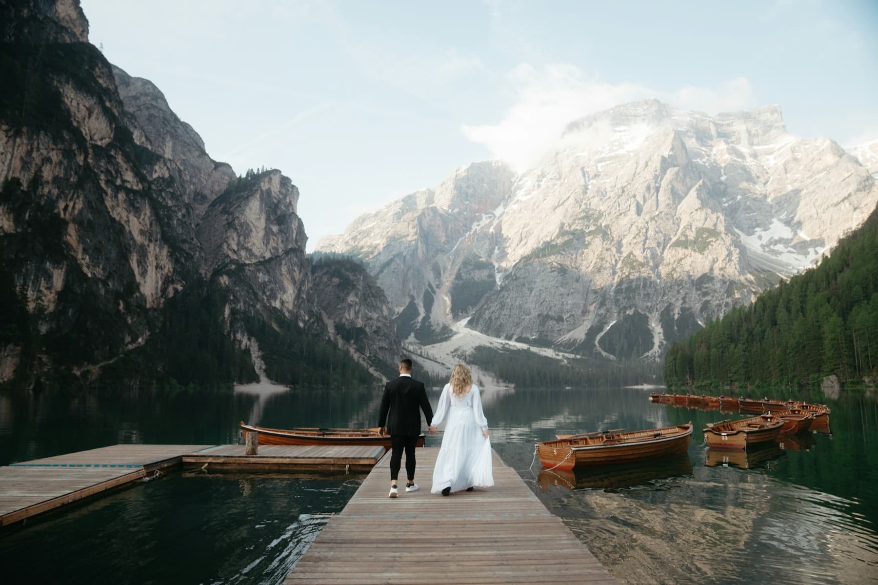 Madeline și Ian pe un ponton, la marginea unui lac de munte